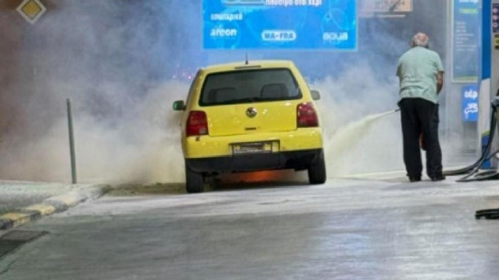 Οδηγός μπήκε με φλεγόμενο αμάξι σε βενζινάδικο στη Μεσογείων!